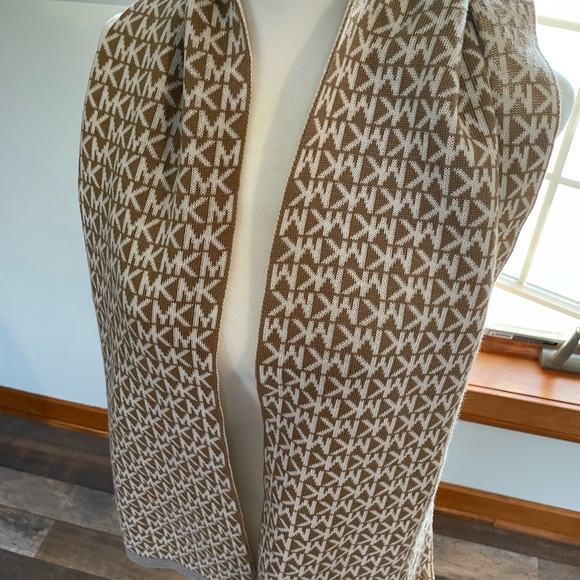 Michael Kors scarf - Picture 2 of 4